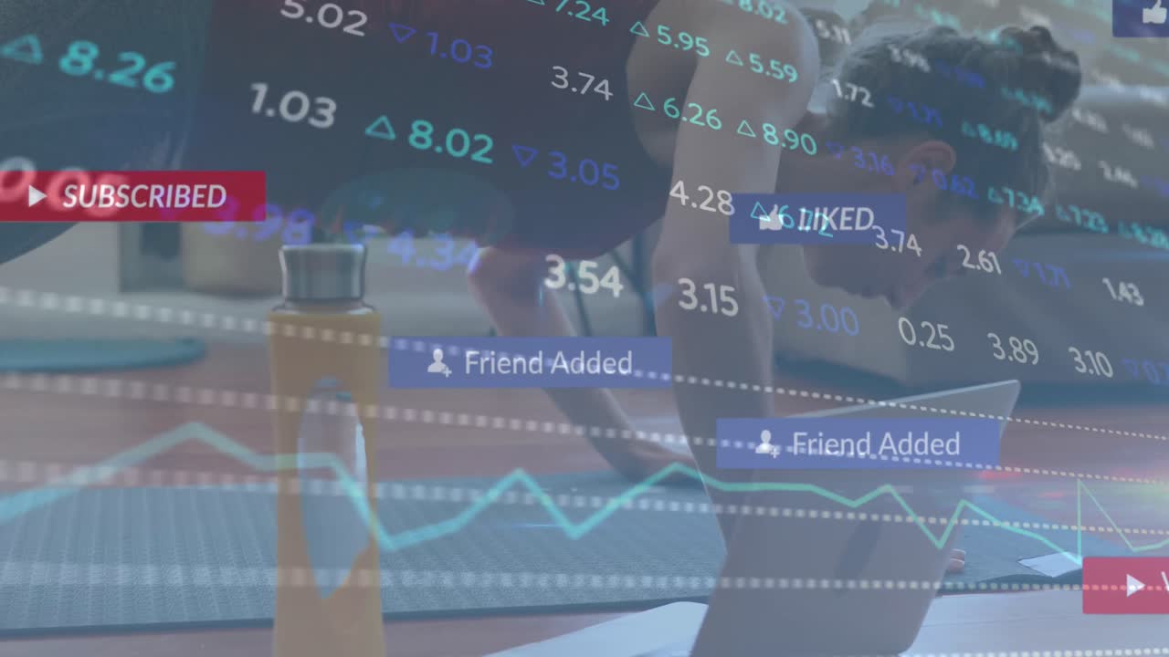 노트북을 사용하여 집에서 운동하는 백인 여성에 대한 금융 데이터 처리의 애니메이션