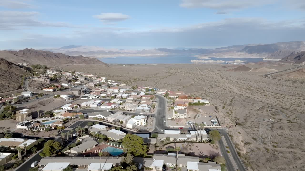 vecindario en boulder city, nevada con el lago mead en la distancia y el video del dron moviéndose en