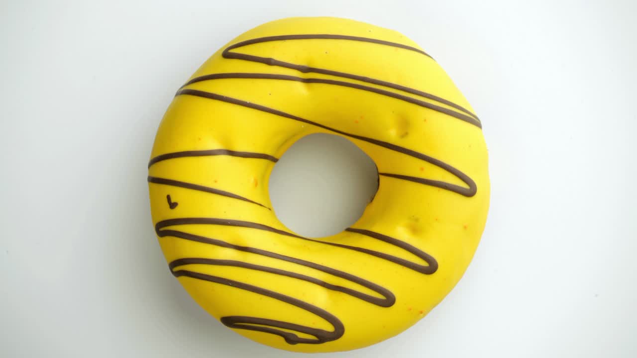 el donut glazado de primer plano.