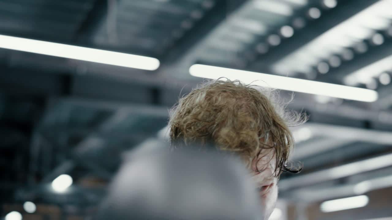 진솔한 싸움 ⁇ 이 링에 타격을  ⁇ 고 있다. 키크복싱 선수가 체육관에서 경비를 하고 있다.