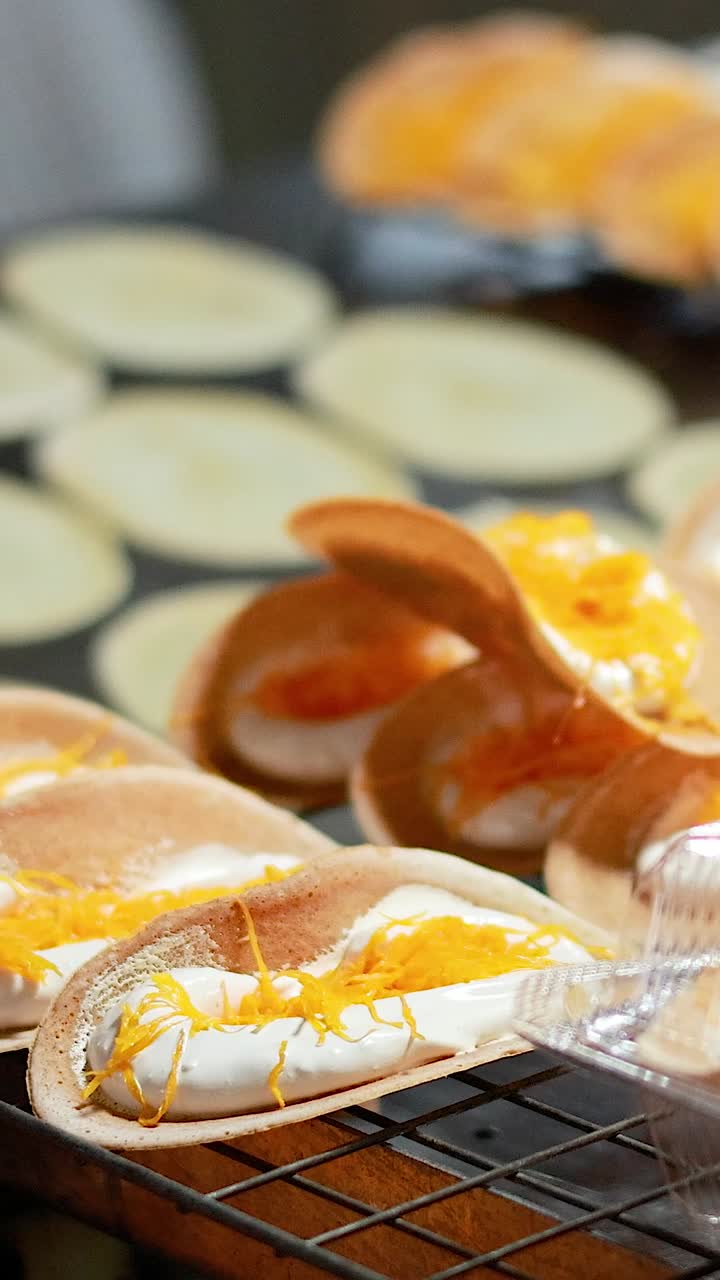 방의 떠다니는 시장에서 태국 팬케이크를 요리하는 것