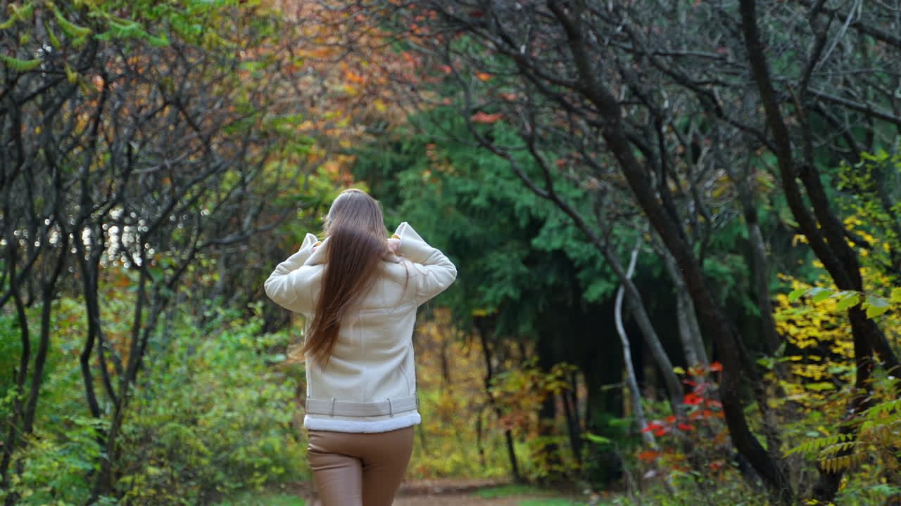 가을의 숲에서 는 여자