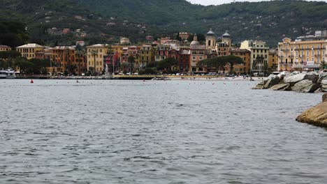 Hermosa-Ciudad-Turística-De-Santa-Margherita-Ligure-En-La-Costa-De-Italia,-Tiro-Estático-De-Establecimiento