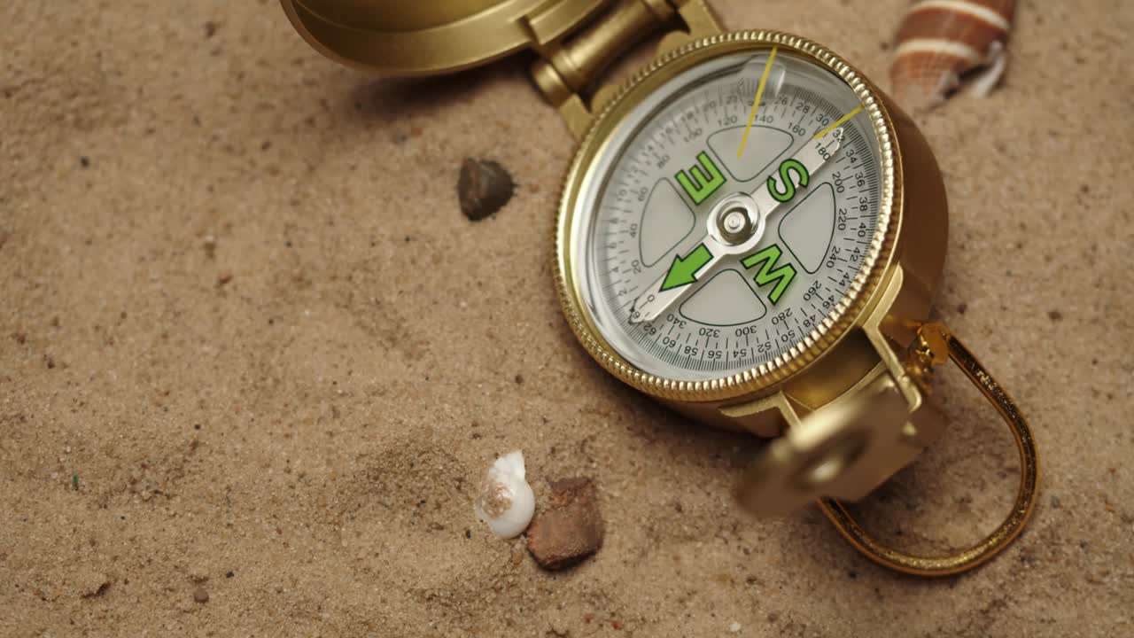 brújula dorada en el fondo de arena primer plano, enfocando la brújula dorada. concepto de viaje y turismo, navegación