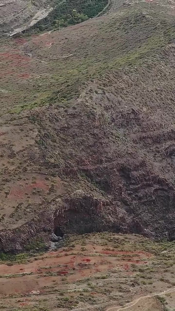 Vista del paesaggio dell'isola di Tenerife con terreno roccioso e colline