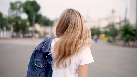 笑顔で屋外を振り返る幸せな若い女性