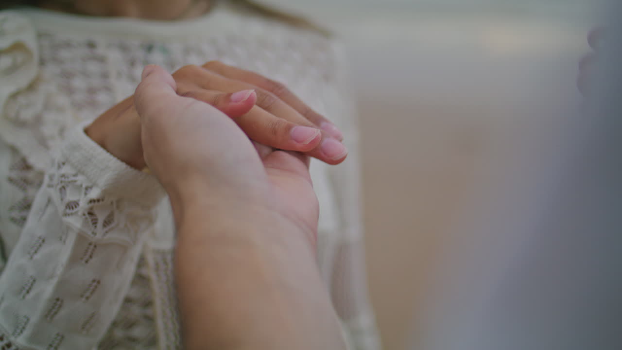 hombre con anillo de bodas en la mano de la mujer. novio proponiendo matrimonio vertical