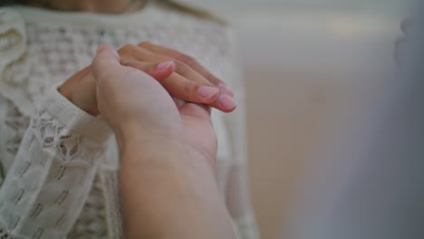 hombre con anillo de bodas en la mano de la mujer. novio proponiendo matrimonio vertical