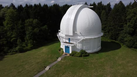 Extracción-De-La-órbita-Derecha-Del-Telescopio-Del-Observatorio-Dunlap-De-Cúpula-Blanca-En-Richmond-Hill,-Ontario