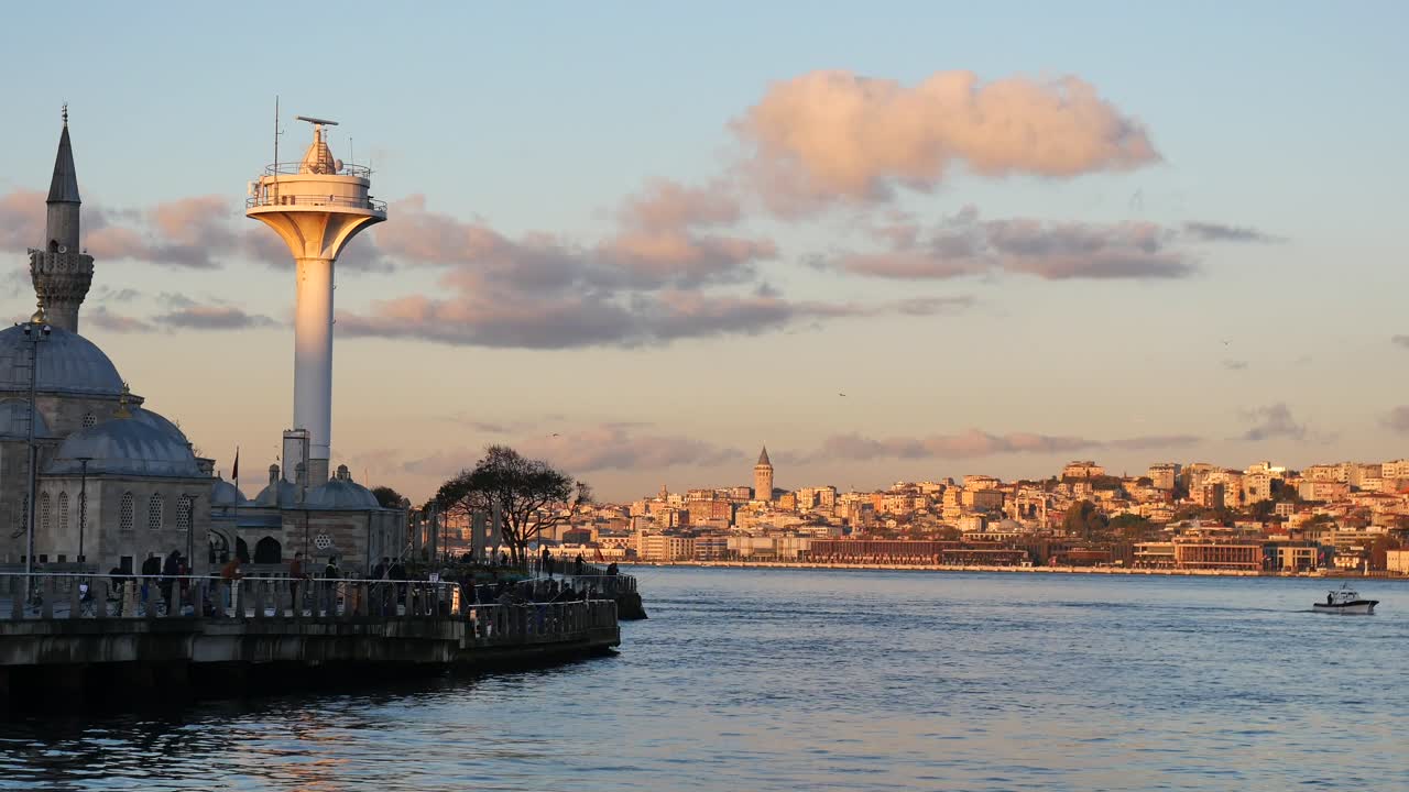 la puesta de sol de estambul desde el bósforo