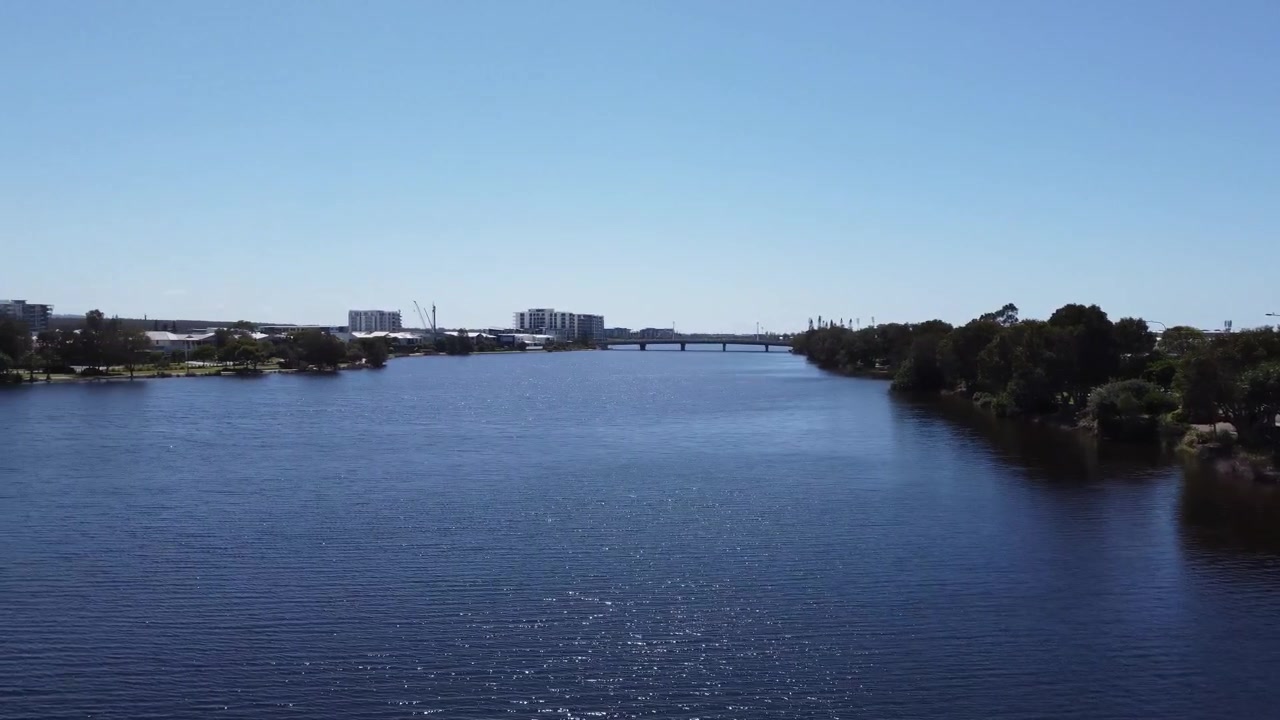 Panoramiczny widok lotniczy 4K kanału z mostem i prywatnymi domami nad wodą w Australii