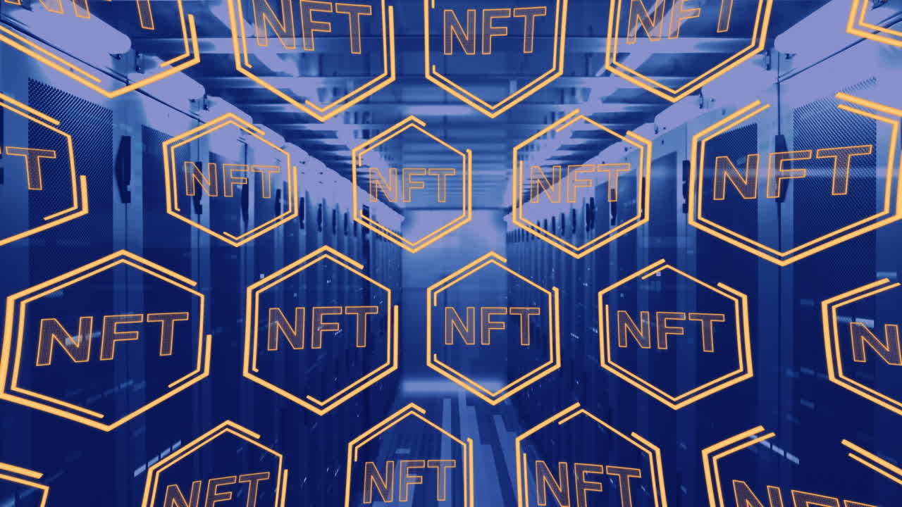 texto nft en múltiples iconos de forma hexagonal flotando contra la sala del servidor de la computadora