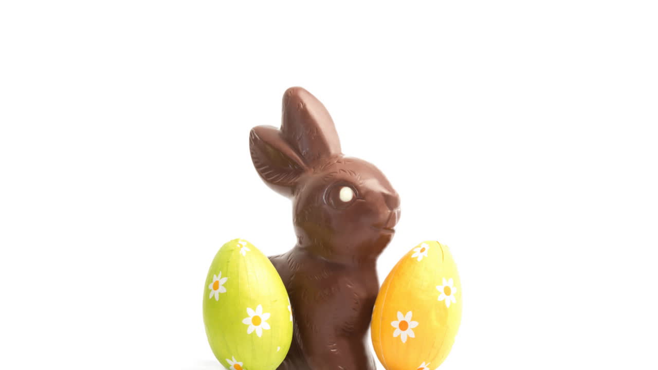 Animação de coelho de Páscoa de chocolate e ovos em fundo branco