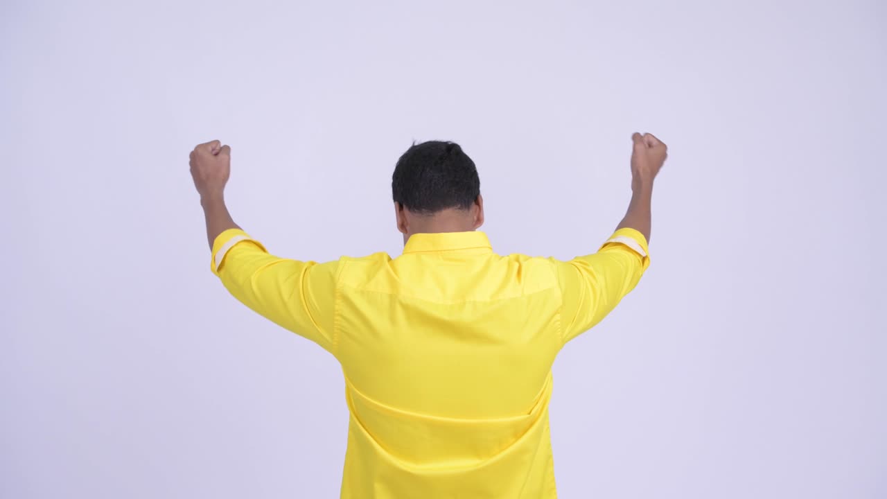 joven feliz y guapo hombre de negocios indio