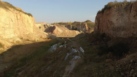 Vista-Aérea-De-Drones-De-Cantera-De-Piedra-Caliza-En-Lituania.