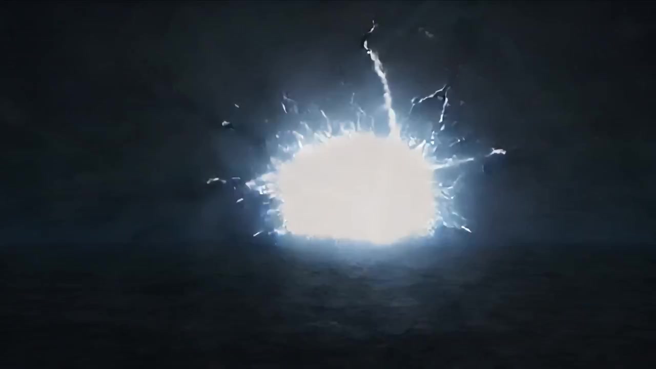 Et forgrenet lyn rammer horisonten, skaber et skarpt lysglimt og oplyser det krusede hav under en storm.
