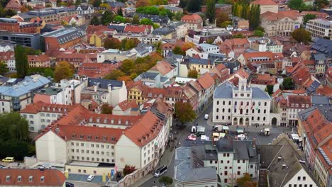 Erstaunliche-Luftaufnahme-Von-Oben,-Flug-über-Rathaus,-Marktplatz,-Weimarer-Altstadt,-Kulturstadt,-Thüringen,-Deutschland,-Herbst-23