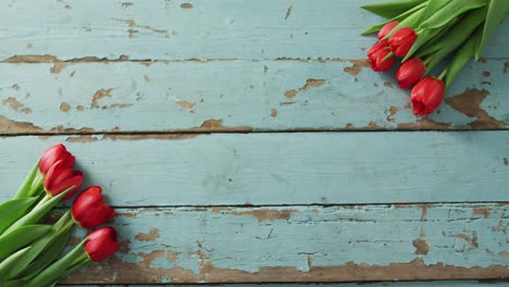 Ramo-De-Tulipanes-Rojos-Sobre-Fondo-De-Madera-En-El-Día-De-San-Valentín