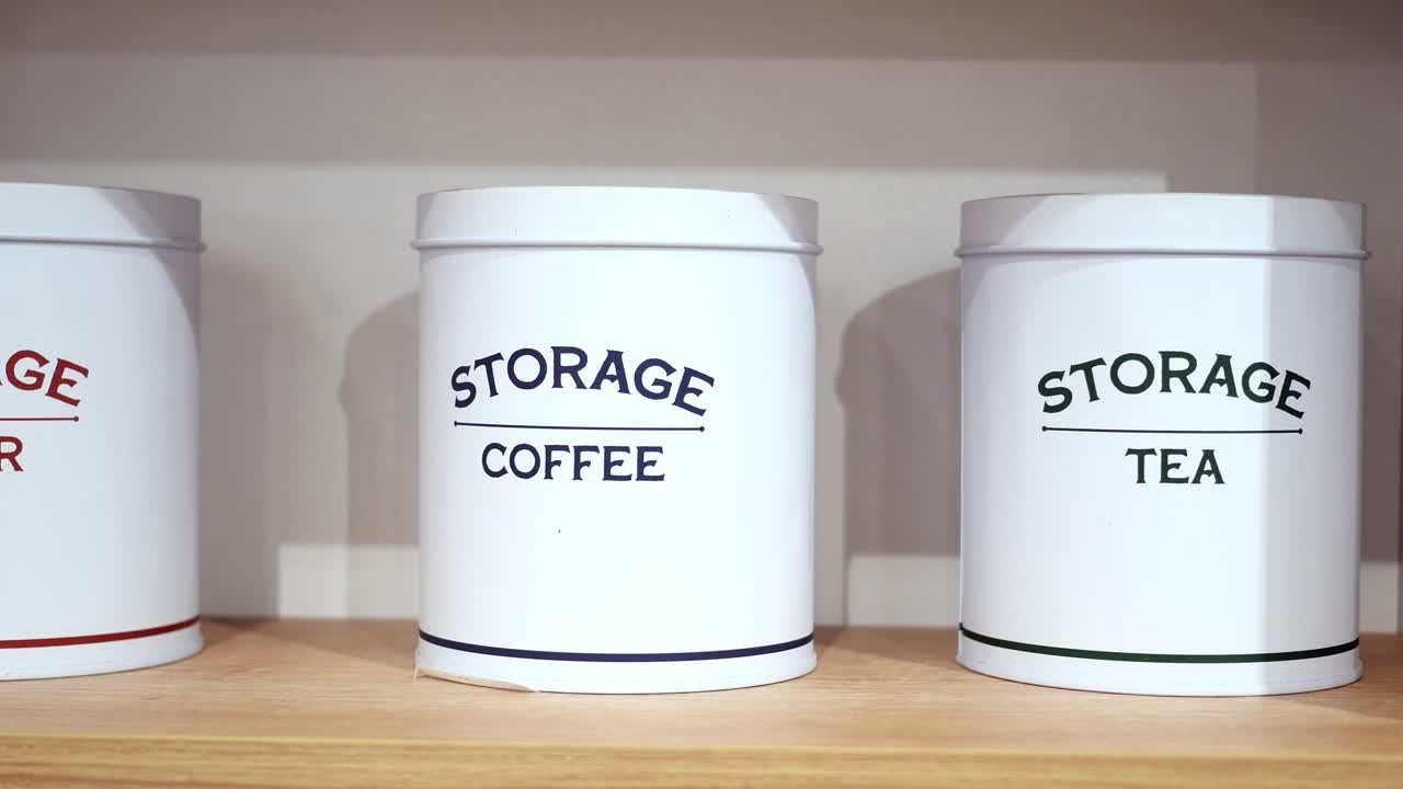 recipientes blancos para almacenar café, té y azúcar