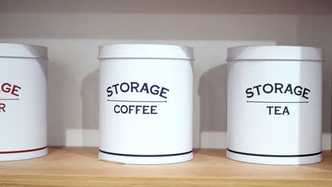 recipientes blancos para almacenar café, té y azúcar