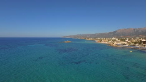 Die-Touristenstadt-Stalis-Mit-Strandbädern-Im-Sommer