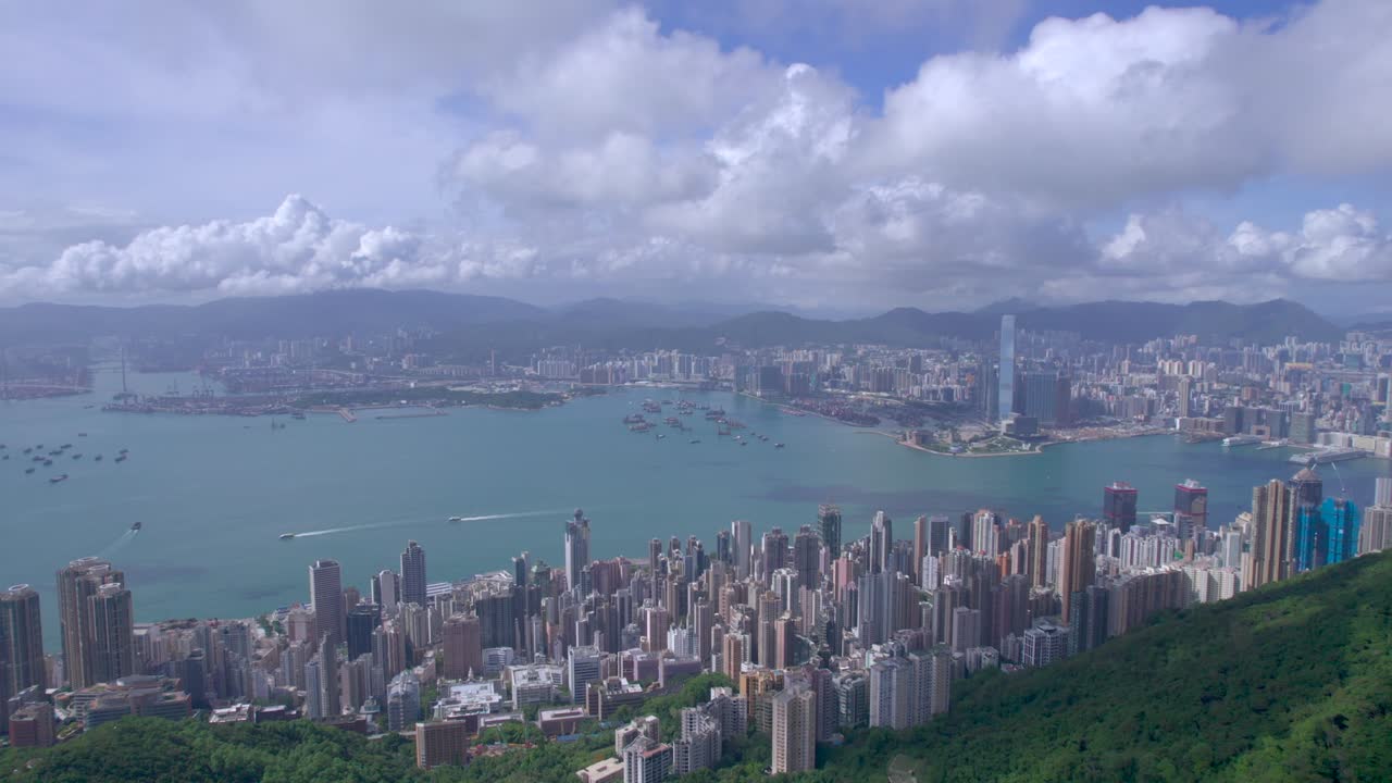 vista aérea épica del puerto de victoria en un día despejado, con nubes gruesas y luz solar