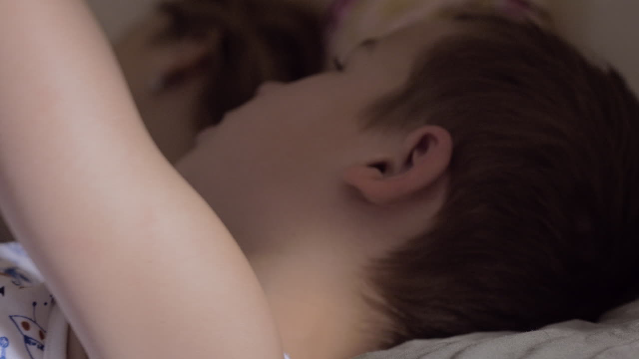 madre y hijo despertando por la mañana