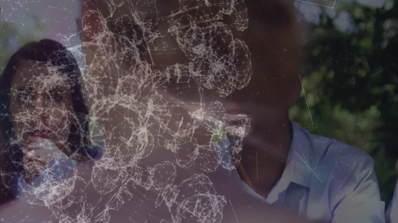 animación de patrón abstracto sobre compañeros de trabajo multirraciales discutiendo en una reunión fuera de la oficina