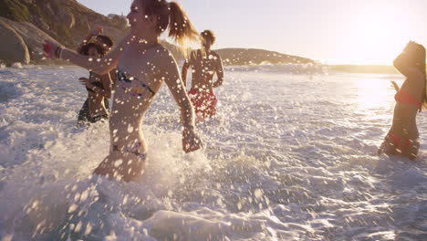 Eine-Vielfältige-Gruppe-Von-Freunden-Schwimmt-Bei-Sonnenuntergang-Im-Meer