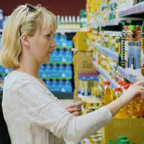 Der-Käufer-Wählt-Olivenöl-Im-Supermarkt-1