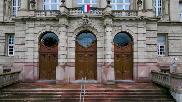 Video aereo con drone in 4K del Palazzo di Giustizia Storico della Corte d'Appello a Colmar, Francia