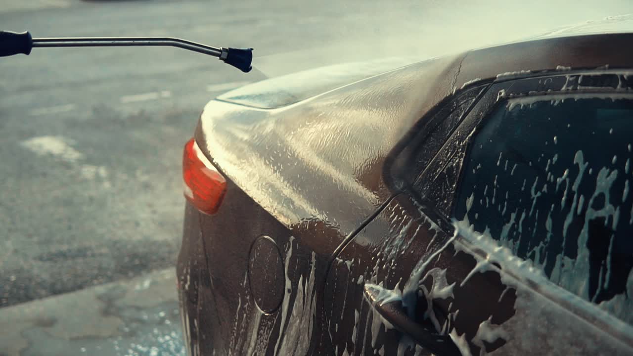 automóvil lavado a presión con espuma