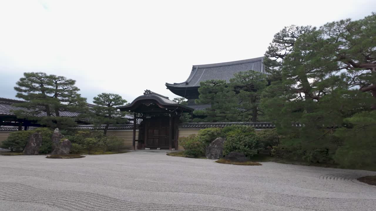 templo kennin-ji en gion, kyoto, pacífico jardín de piedra en el patio