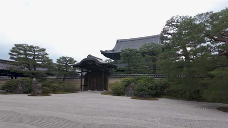 Templo-Kennin-ji-En-Gion,-Kyoto,-Tranquilo-Jardín-De-Piedra-En-El-Patio