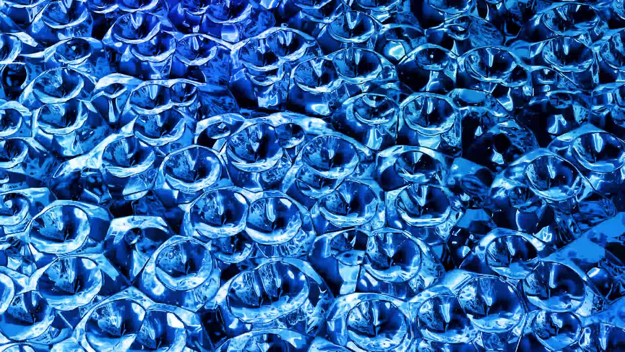 반이는 반이는 표면에 파란색 패턴을 가진 물결 모양의 추상적인 액체 배경; 포일 또는 반이는 유리 표면과 같은 점성 파란 액체; 아름다운 창의적인 축제 배경; 간단한 밝은 bg.