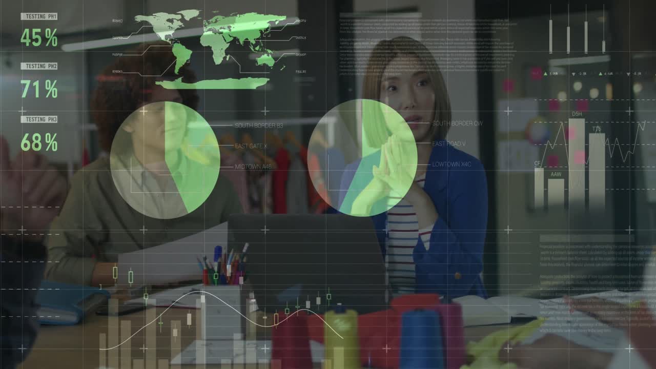 анимация обработки финансовых данных над различными деловыми людьми в офисе