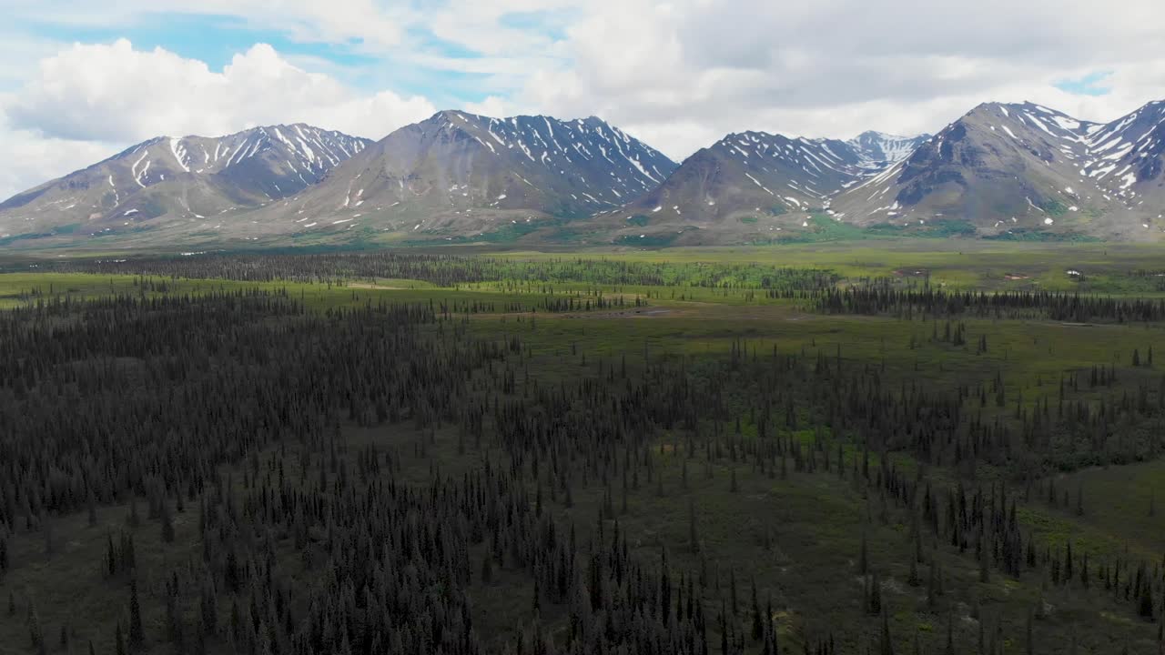 video de drones de 4k de picos de montaña y arroyo de granito cerca del parque nacional denali en alaska en un día soleado de verano