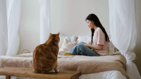 mujer con gato en la cama