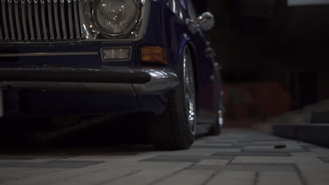coche lowrider por la noche