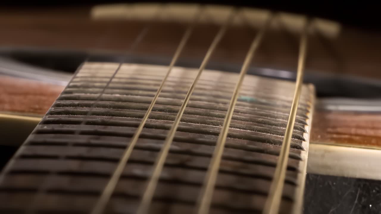 Vibrierende Akustikgitarrensaiten, aufgenommen mit einer Superzeitlupenkamera mit 1500 Bildern pro Sekunde