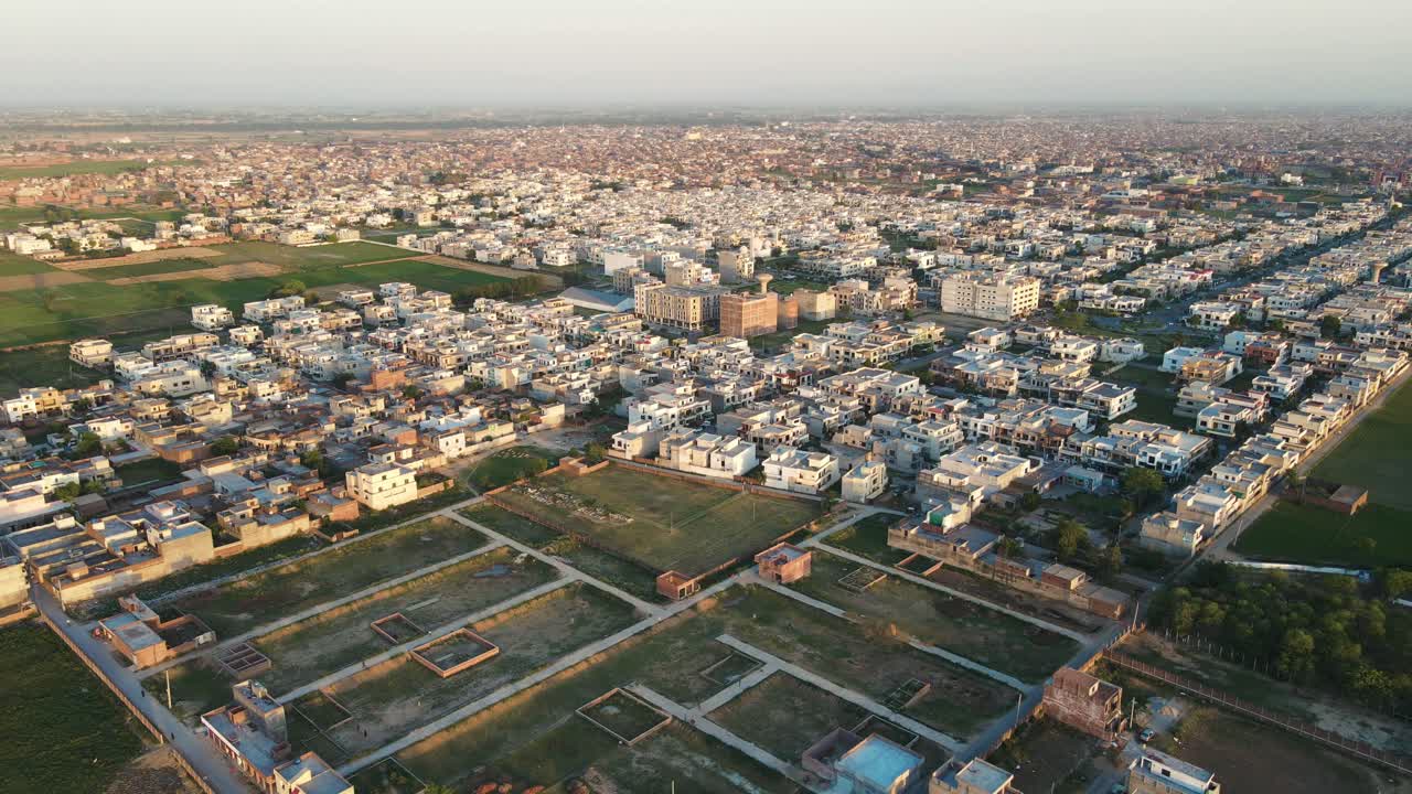 vista de aviones no tripulados volando sobre la moderna sociedad de viviendas residenciales en pakistán