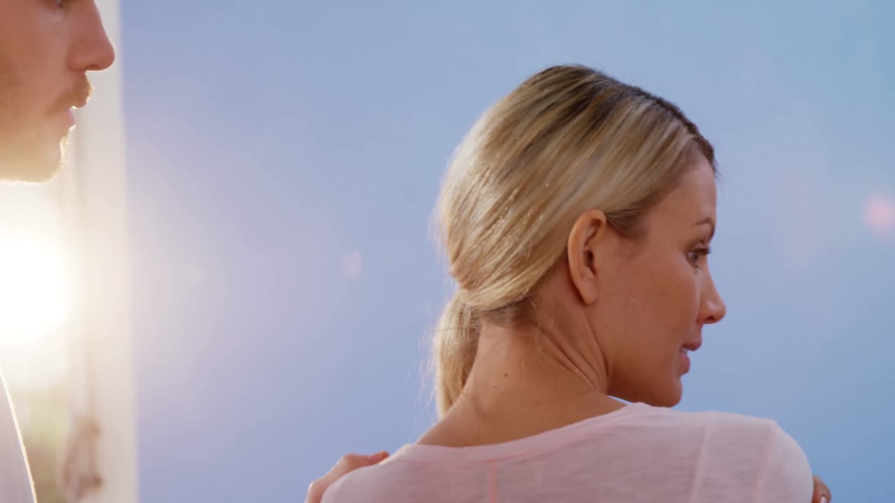 여성 환자가 물리치료사로부터 등 마사지를 받고 있습니다.