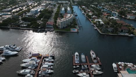 Vista-Aérea-Del-Puerto-Deportivo-Y-Edificios-Residenciales-En-Pompano-Beach,-Florida,-Estados-Unidos