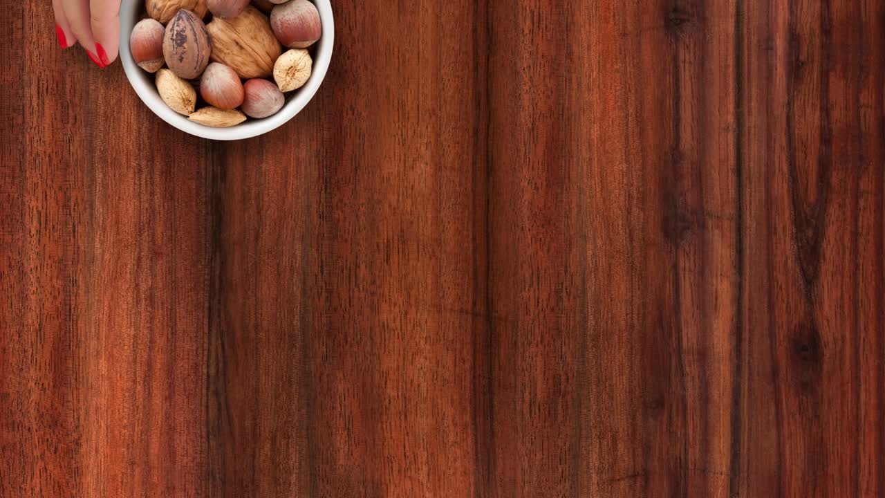 ofreciendo nueces mezcladas