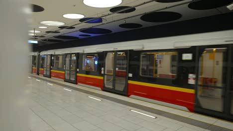 el tren del metro llega a la estación. estación de metro "młynów"