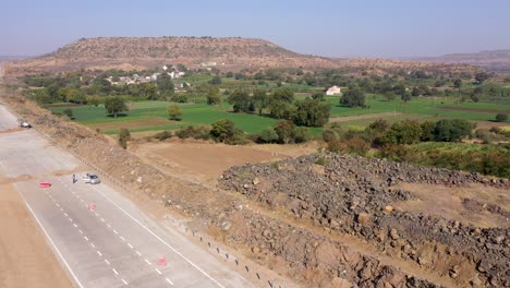 tierras excavadas para trabajos de oleoducto junto a una nueva carretera de peaje