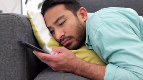 hombre aburrido, solitario y triste con teléfono