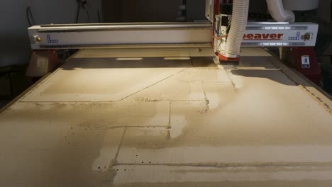 router cnc cortando un panel de madera