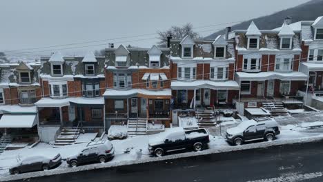 Hilera-De-Casas-En-Una-Colina-Nevada-En-La-Nieve-Del-Invierno.