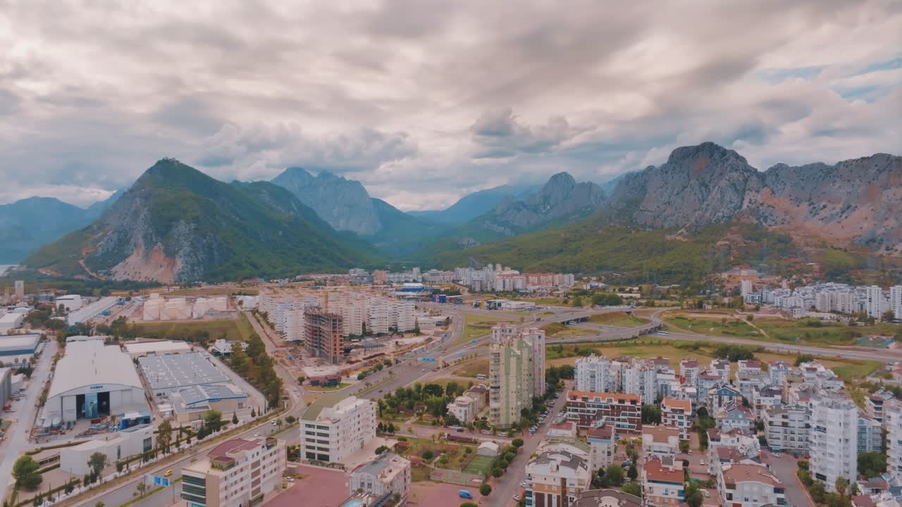 vista aérea de una ciudad enclavada entre montañas